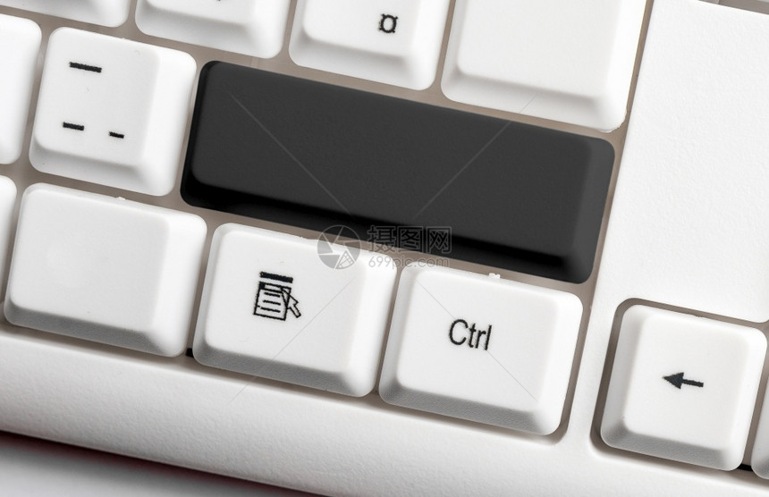 工作室按钮不同颜色的键盘配件排列在空的复制间上重新着色的PC模型键盘在背景复制空间上方排列的复制间图片