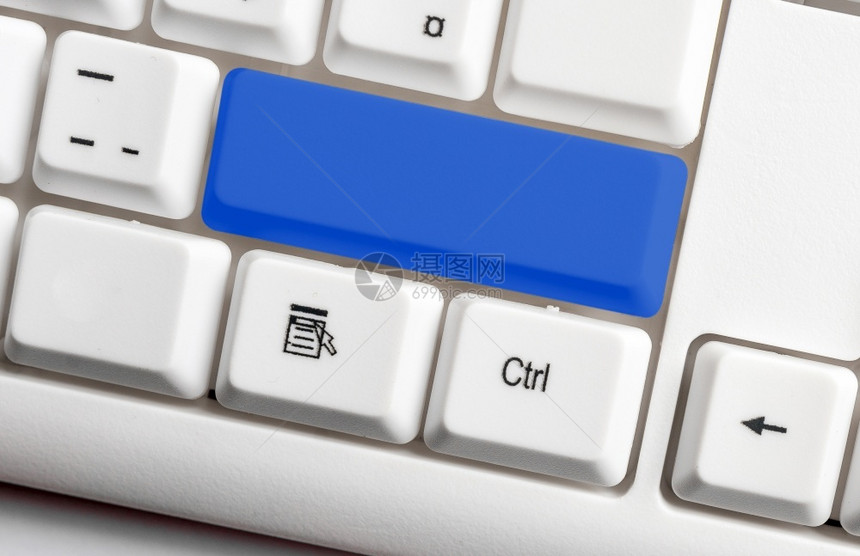 文书工作供应不同颜色的键盘配件排列在空的复制间上重新着色的PC模型键盘在背景复制空间上方排列的复制间小工具图片