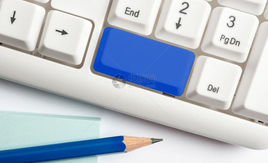 笔记本电脑不同颜色的键盘配件排列在空的复制间上重新着色的PC模型键盘在背景复制空间上方排列的复制间为了供应图片
