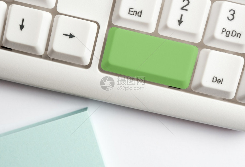 办公室命令笔记不同颜色的键盘配件排列在空的复制间上重新着色的PC模型键盘在背景复制空间上方排列的复制间图片