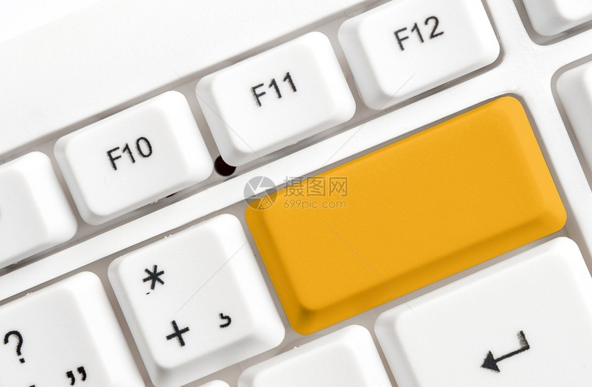 复制空间业务进入点击不同颜色的键盘配件排列在空的复制间上重新着色的PC模型键盘在背景复制空间上方排列的复制间图片