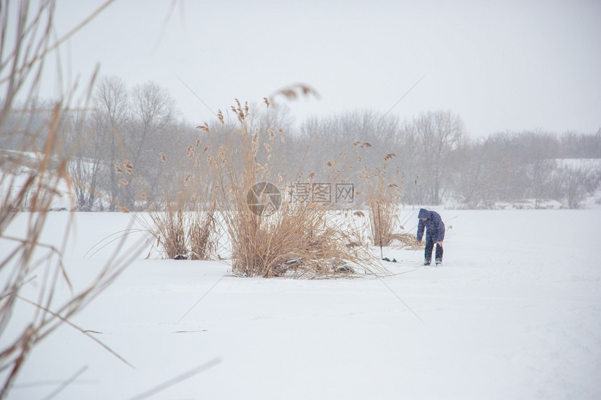 霜自然饵冬季钓鱼用冰块和竿冬季小渔获量冬季运动放松冬季钓鱼用冰块和竿图片
