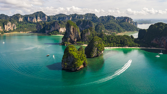 省游客在泰国Krabi旅游季节在Rairay和Aonang海滩观望石灰岩和客船海岸背景图片