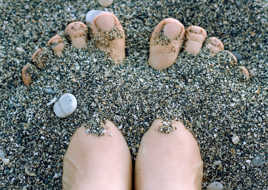 设施两条人腿手指不集中的两根手指上面布满了卵石变暖的海脚温岩滩上娱乐旅游者在沙滩上玩海岸线户外图片