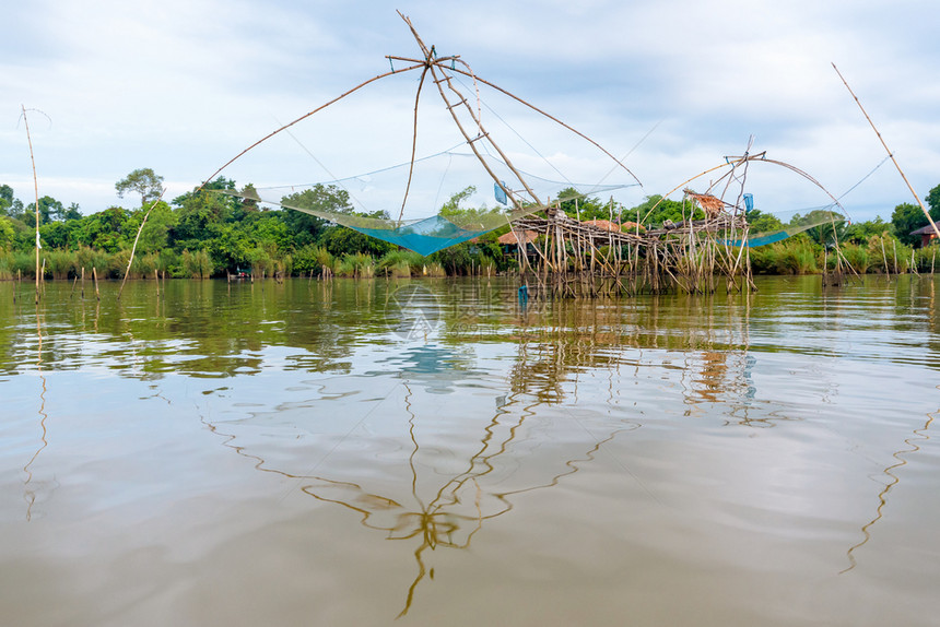 朴YokYor是一种具有当地智慧的钓鱼工具用于捕捉当地人的水生动物用竹子和网制成的工具是泰国博他仑BaanPakPra运河的陷阱图片
