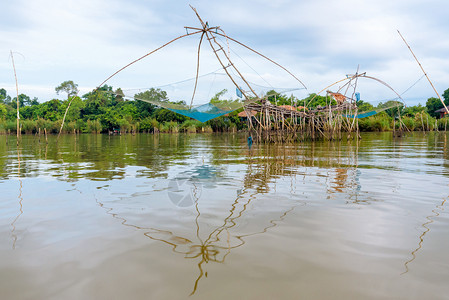 宋嫂鱼羹朴YokYor是一种具有当地智慧的钓鱼工具用于捕捉当地人的水生动物用竹子和网制成的工具是泰国博他仑BaanPakPra运河的陷阱背景