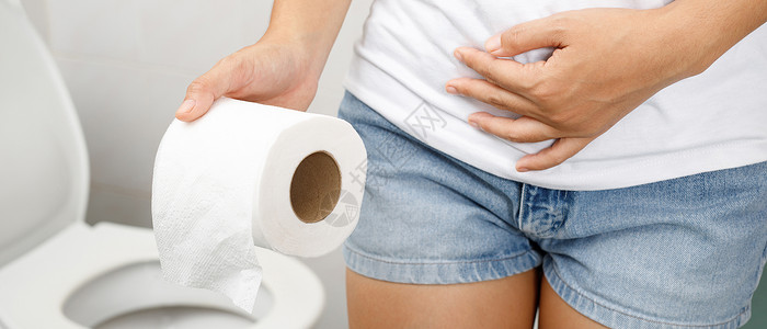 腹泻疼痛上厕所的女性背景图片