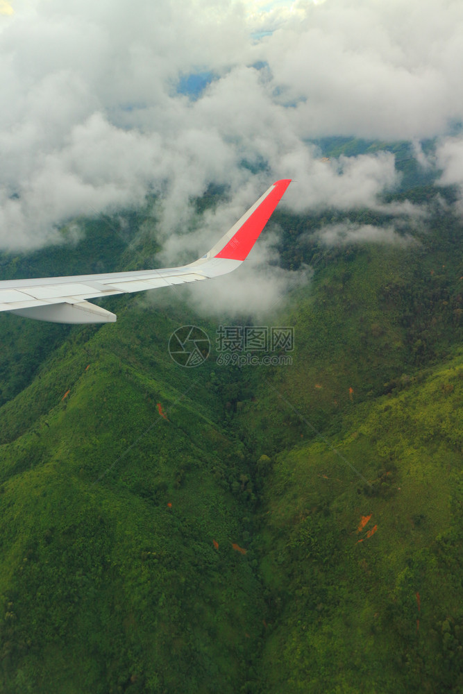 翅膀从山上和湄公河空的飞机查看老挝LuangPrabang佛教徒景观图片