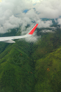 翅膀从山上和湄公河空的飞机查看老挝LuangPrabang佛教徒景观图片