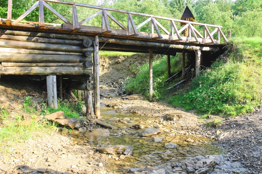 苔藓老的在炎热夏日横跨森林溪流的老桥叶子图片