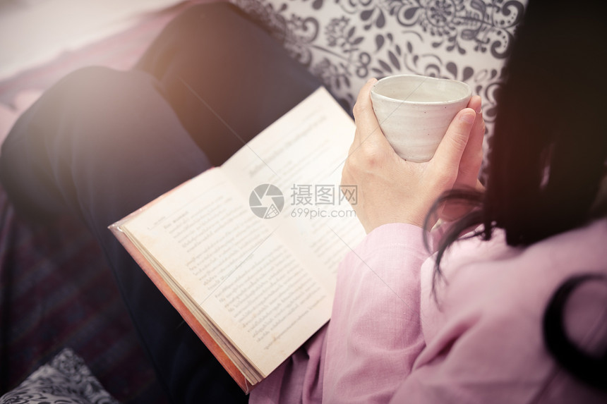 秋天筛选快乐的女人看书早上喝咖啡一早喝咖啡图片