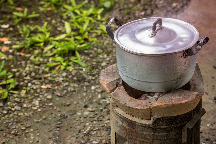 煮熟的旧肮脏烹饪锅和碗煮水煤炭炉灶上加蒸汽营养自然图片