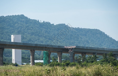 达河谷项目正在沿山区建造双轨项目高架铁路桥通往河谷的小城镇前视与复制空间接连着一面的铺路图户外高架桥农村背景