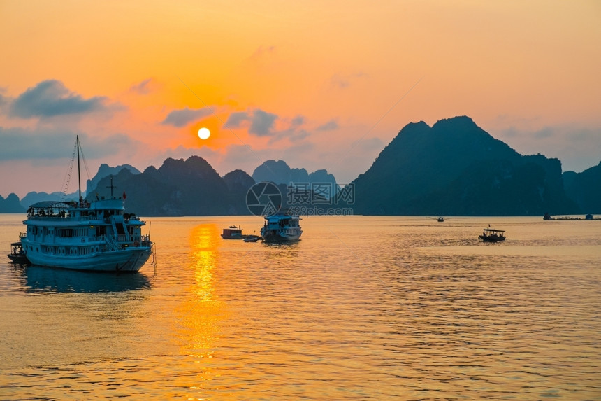 海洋旅游越南东亚哈隆湾的黄金日落越南语图片
