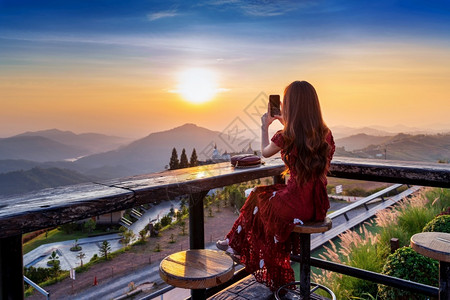 相生考帕观光客在泰国乔霍湖的PharhaSonKaewTempleWatPhra拍摄照片拿铁日落背景