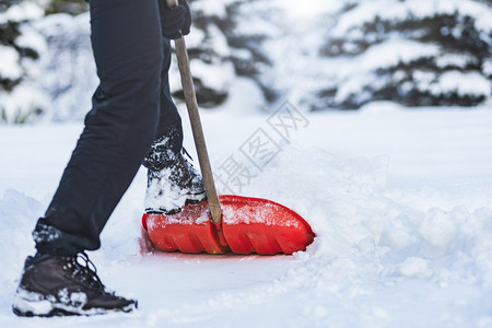 霜工人在严寒的冬季天气下公共服务工作者或公民铲雪降背景图片