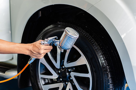 打蜡专业的重绘洗完车后喷出轮胎使发亮和黑色图片