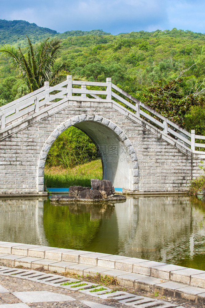 水小路建筑学花园池塘桥对面的图片