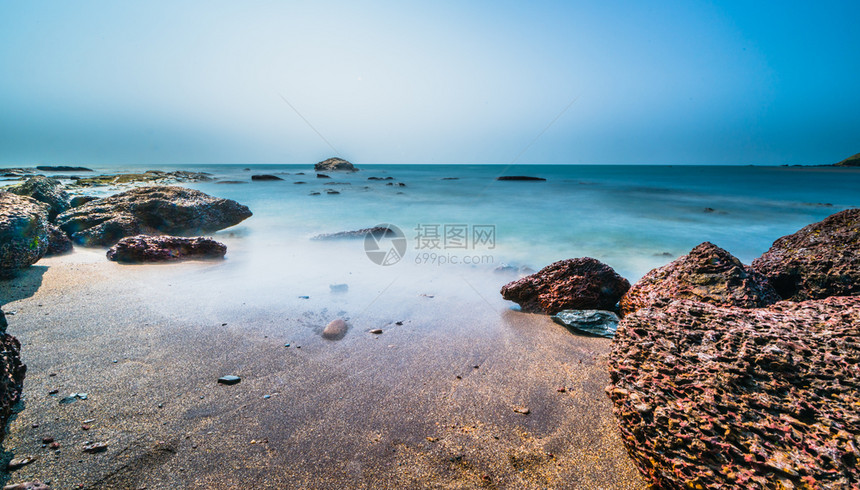 果阿Anjuna海滩景色美丽岩石透明蓝色的图片