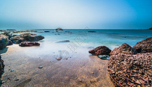 果阿Anjuna海滩景色美丽岩石透明蓝色的图片