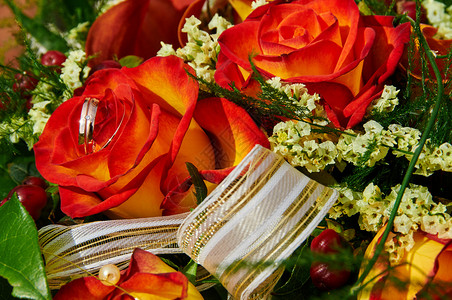新婚花束橙色玫瑰中的戒指图片