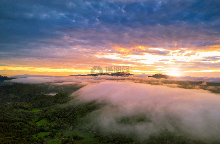美丽的空中景色日出在泰兰以北的山脉上美雨林风景清晨有雾在山上日出早晨范围户外图片