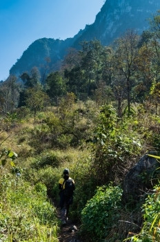 旅行者在泰国清迈DoiLuangChangDongDao山景观上行走自由肮脏的人们图片