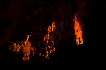 剪影女士游客站在洞穴里ThamLod洞穴Tham洞穴是泰国最令人惊叹的洞穴之一站立山高的背景图片