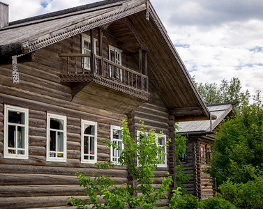 草六月俄罗斯曼德吉2019年6月日曼德罗吉村旧木制房屋工具图片