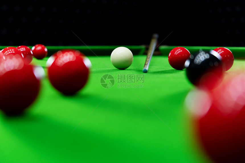玩男人娱乐的绿桌上Snooker球竞赛休息图片