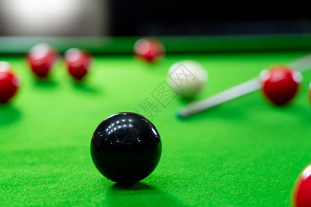播放器玩男人娱乐的绿桌上Snooker球台爪子图片