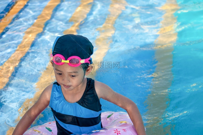 水上乐园游泳的小女孩图片