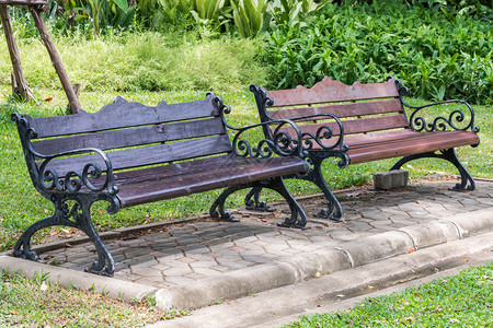 城市公园砖铺路面附近块地板上的双金属凳宁静绿色椅子图片