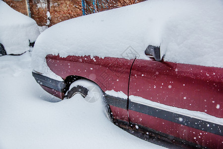 被雪压低花枝冬季暴风雪中停车场被覆盖的辆城市道路和街被雪覆盖停车场冬季暴风雪中被覆盖的车辆季节降雪运输设计图片