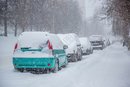 暴风雪事故危险小路高清图片