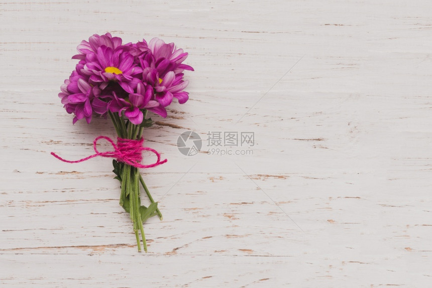 紫色鲜花捆绑白木表面清晰度和高品质的美光紫色鲜花绑结白木面高质量和清晰度的美丽照片概念解析度高的美丽图片