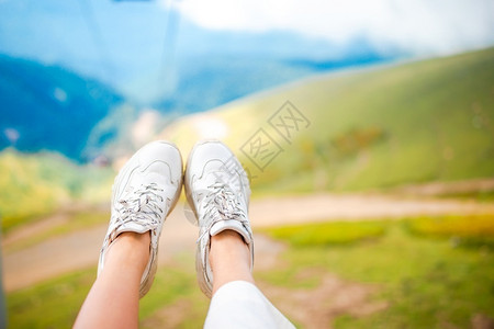 脚丫子步时尚缆车上穿运动鞋的女腿特写公园户外草地上穿运动鞋的女腿特写图片