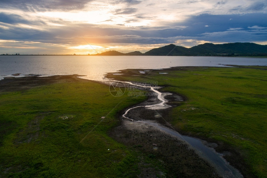 太阳字段土地日落时流向河和草原的水与日落时的美丽空间景观相仿a黄夕时向河流和草原的水图片