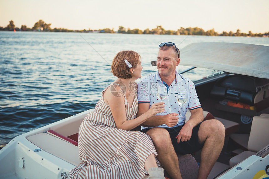 男已婚美丽的一对夫妇男女在坐船的浪漫关系中喝酒庆祝结婚纪念日a庆祝结婚纪念日男人图片