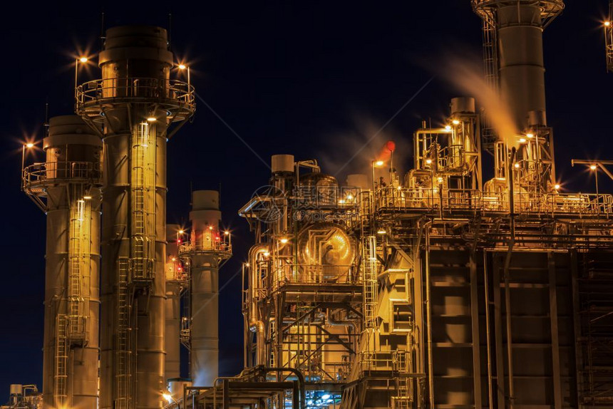电压工业的灯光燃气涡轮机发电厂夜间照明图片