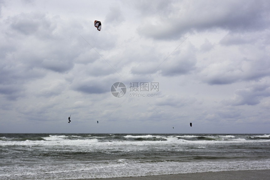 海滩锦标赛户外秋风暴期间的筝冲浪器图片