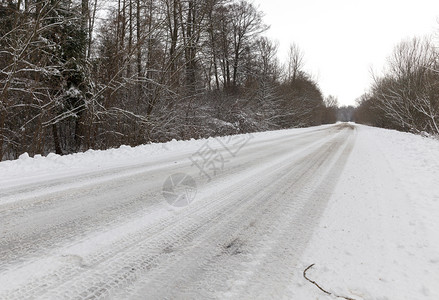 美丽冬季雪覆盖的积道路近距离照片拍摄在雪下的道路霜图片