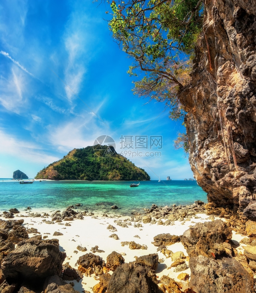 敖旅行光蓝天空和绿海石灰岩形成泰国克拉比省AoNang的KohTub岛青蓝天空和绿海石灰形成放松图片