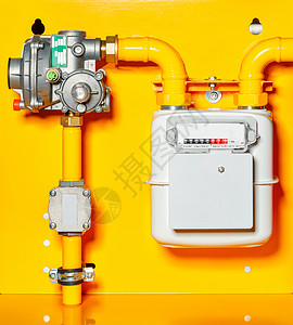 煤气表柜台工业的花费安装在黄色背景墙壁上的煤气计压缩器和管道复制有黄色背景的减少器空间天然气表背景