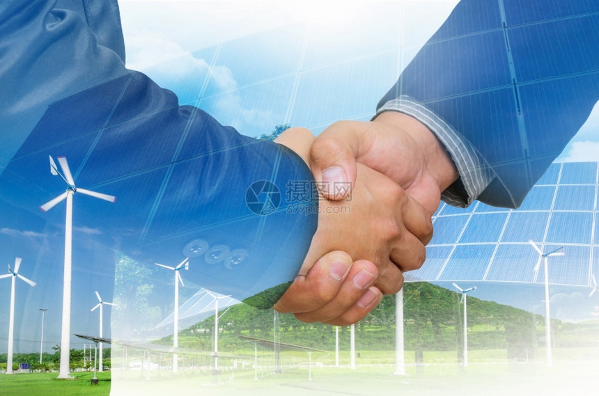 风车一名商人在背景模糊协议概念的背景上进行双重握手并用绿色能源商人握手的接触可再生行业图片