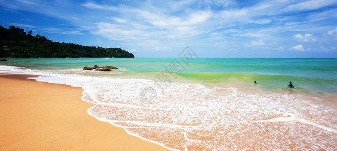 假期娱乐祝两个欧洲男孩在阳光明媚的夏天在海浪中玩耍快乐泰国高清蓝天空下的金色沙滩考背景图片