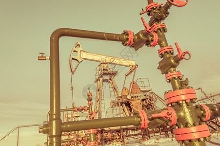 西伯利亚油田上的泵千斤顶石开采概念调色泵千斤顶石油开采概念棕褐色环境图片