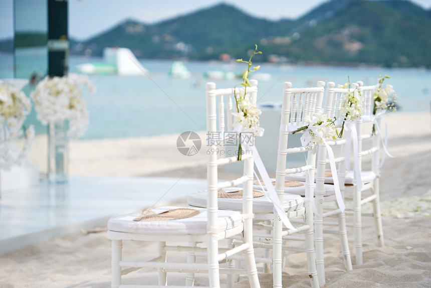 海滩婚礼场地座椅装饰鲜花图片