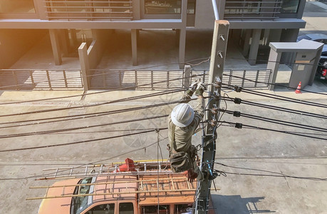 电工在线杆上攀爬安装电线登技能术图片