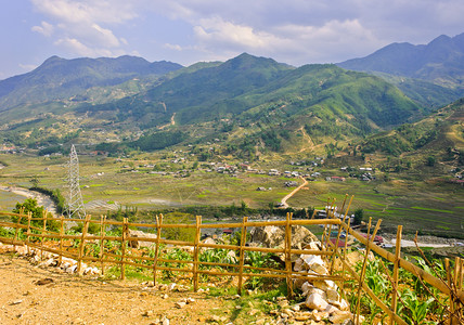 越南萨帕山丘部落稻田梯地貌景观乡村的农场栅栏图片